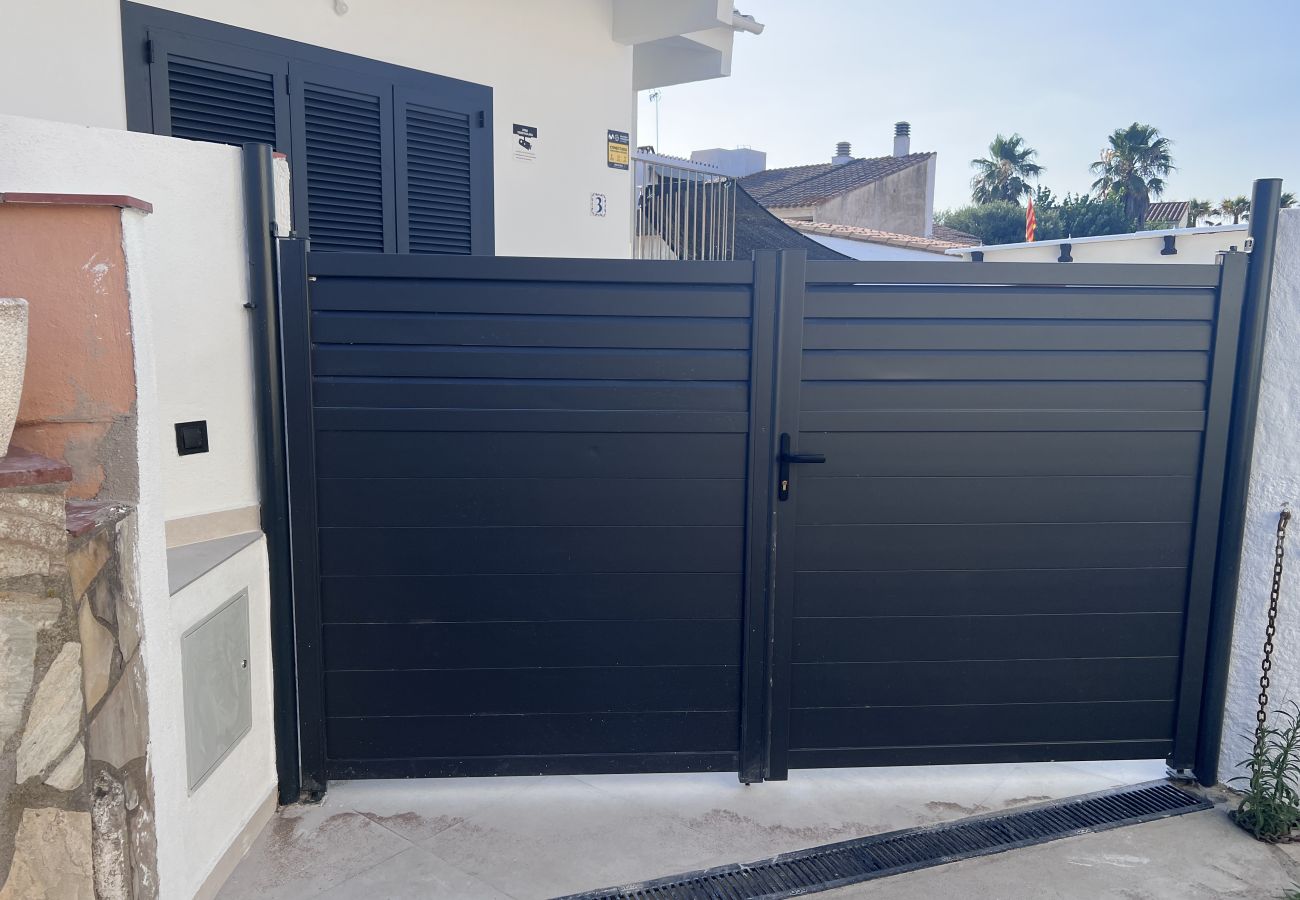 Doppelhaushälfte in Torroella de Montgri - Garsa 3: Renoviertes Haus an der Costa Brava mit privaten Garten