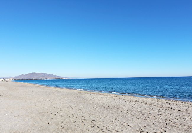 Herenhuis in Vera Playa - Las Casitas I - 150m van het strand WiFi, solarium