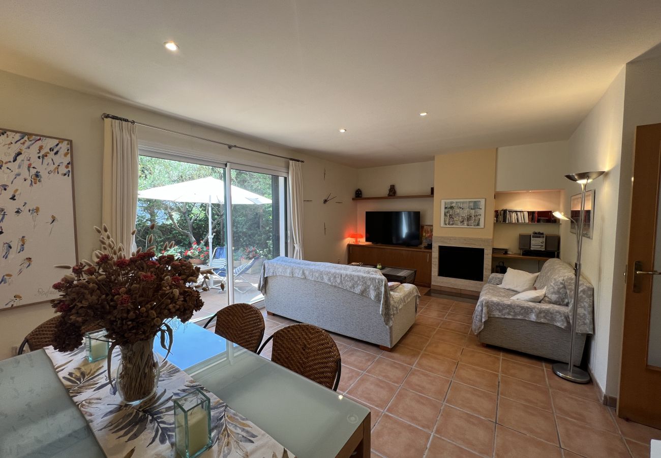 Huis in Torroella de Montgri - Daró 3D 03 Hoekhuis met airconditioning, zwembad en vlakbij het strand