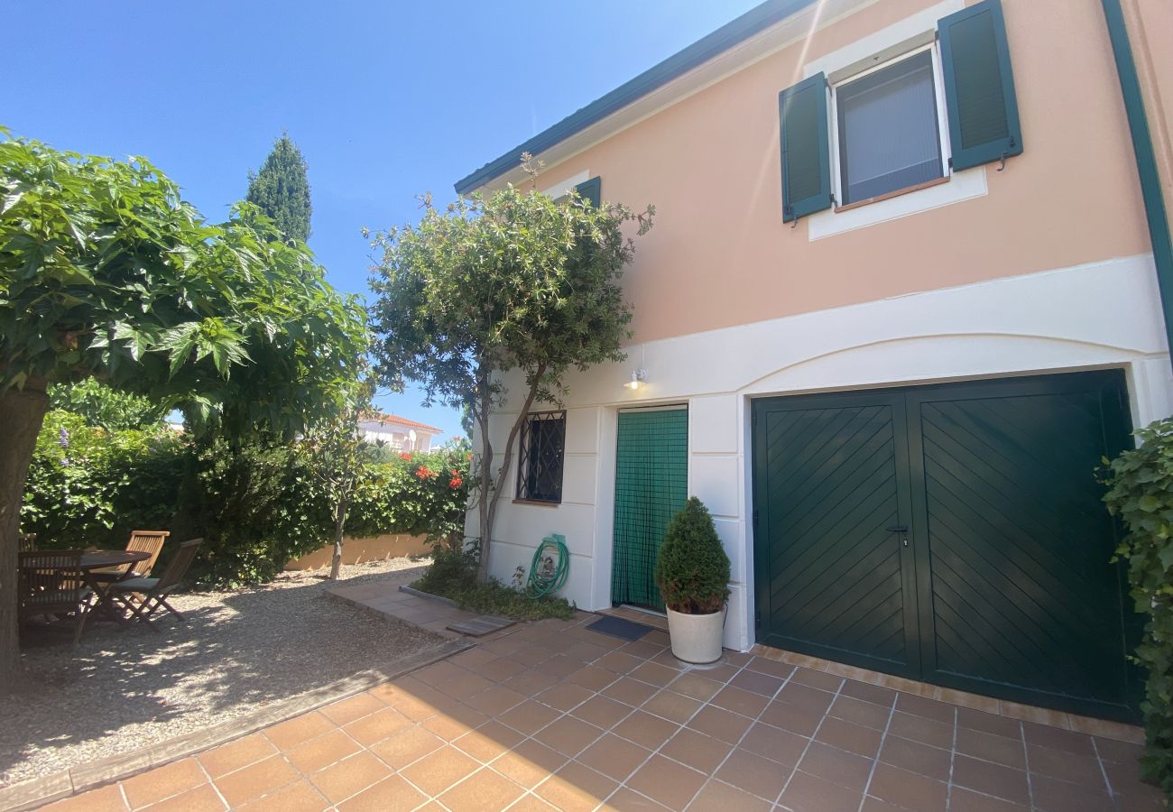 Huis in Torroella de Montgri - Daró 3D 03 Hoekhuis met airconditioning, zwembad en vlakbij het strand