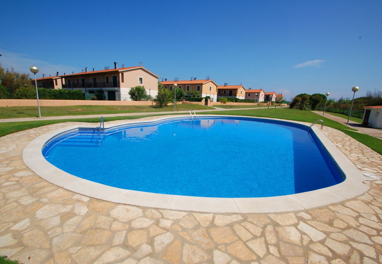 Huis in Torroella de Montgri - Daró 3D 03 Hoekhuis met airconditioning, zwembad en vlakbij het strand