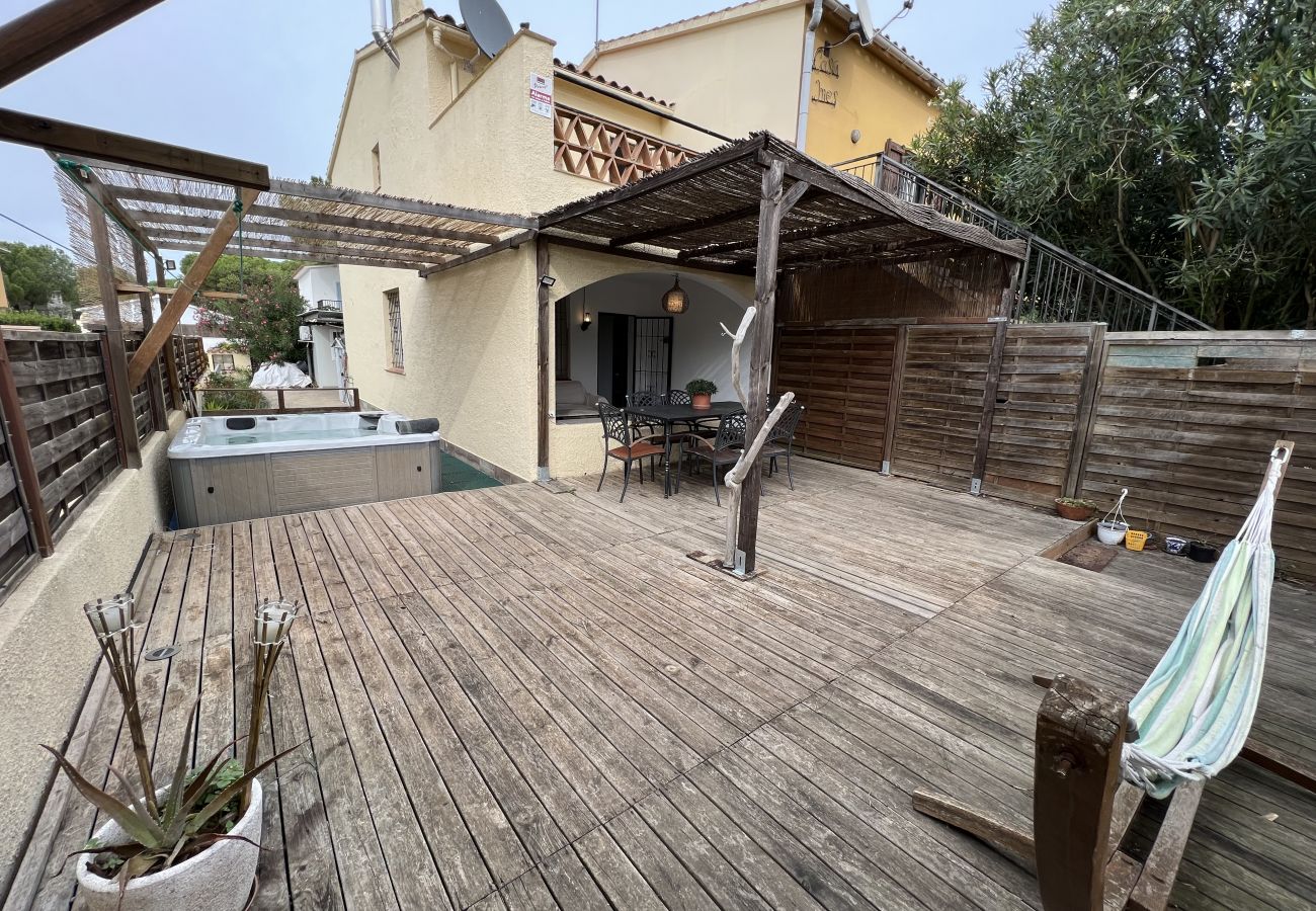 Rijhuis in Torroella de Montgri - Hoekhuis met privétuin en jacuzzi