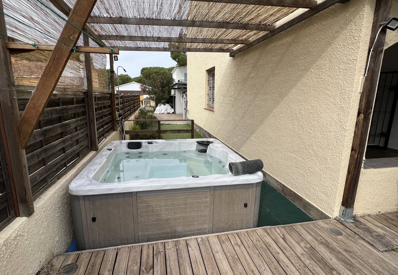 Rijhuis in Torroella de Montgri - Hoekhuis met privétuin en jacuzzi