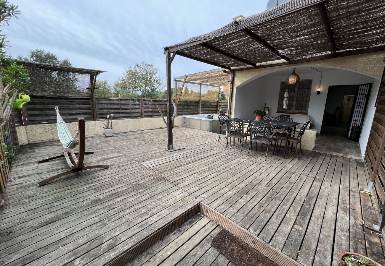 Rijhuis in Torroella de Montgri - Hoekhuis met privétuin en jacuzzi