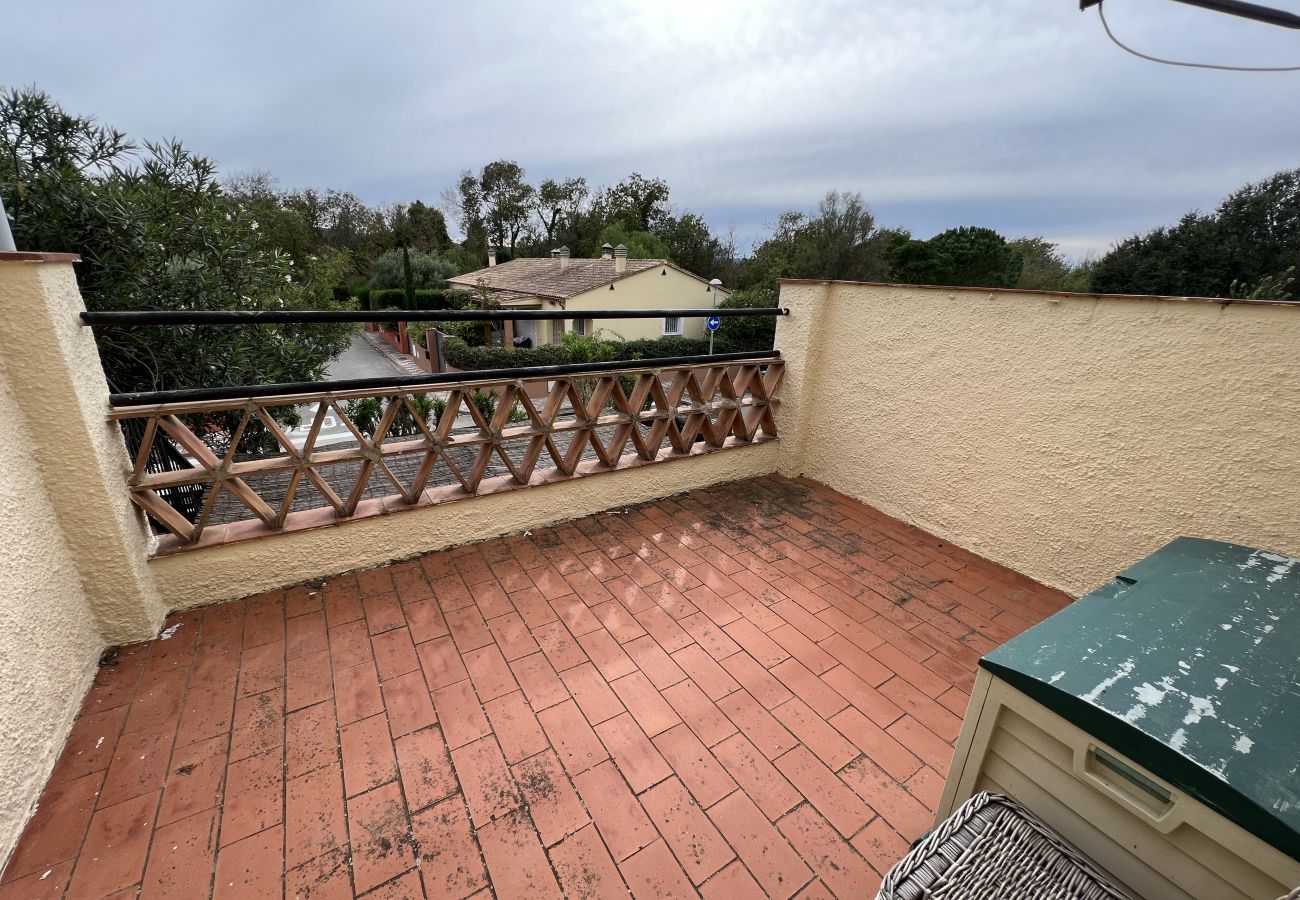 Rijhuis in Torroella de Montgri - Hoekhuis met privétuin en jacuzzi