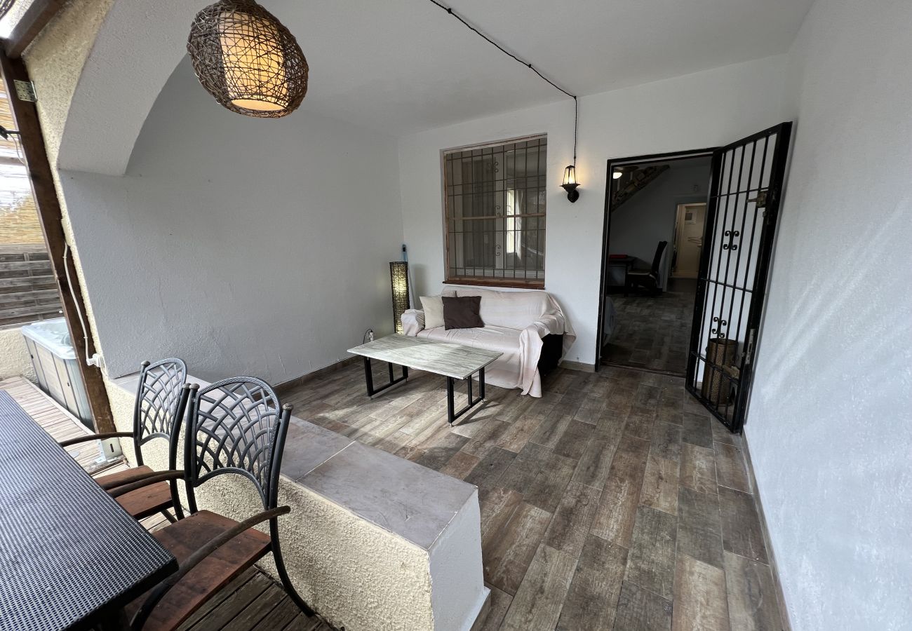 Rijhuis in Torroella de Montgri - Hoekhuis met privétuin en jacuzzi