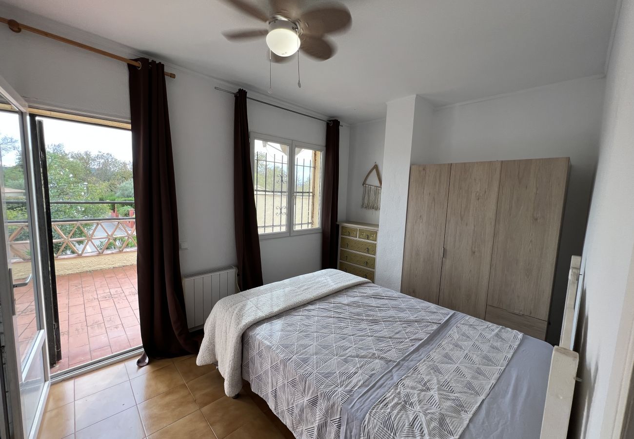 Rijhuis in Torroella de Montgri - Hoekhuis met privétuin en jacuzzi