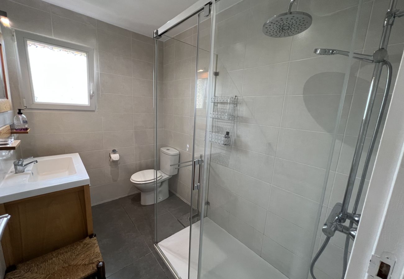Rijhuis in Torroella de Montgri - Hoekhuis met privétuin en jacuzzi