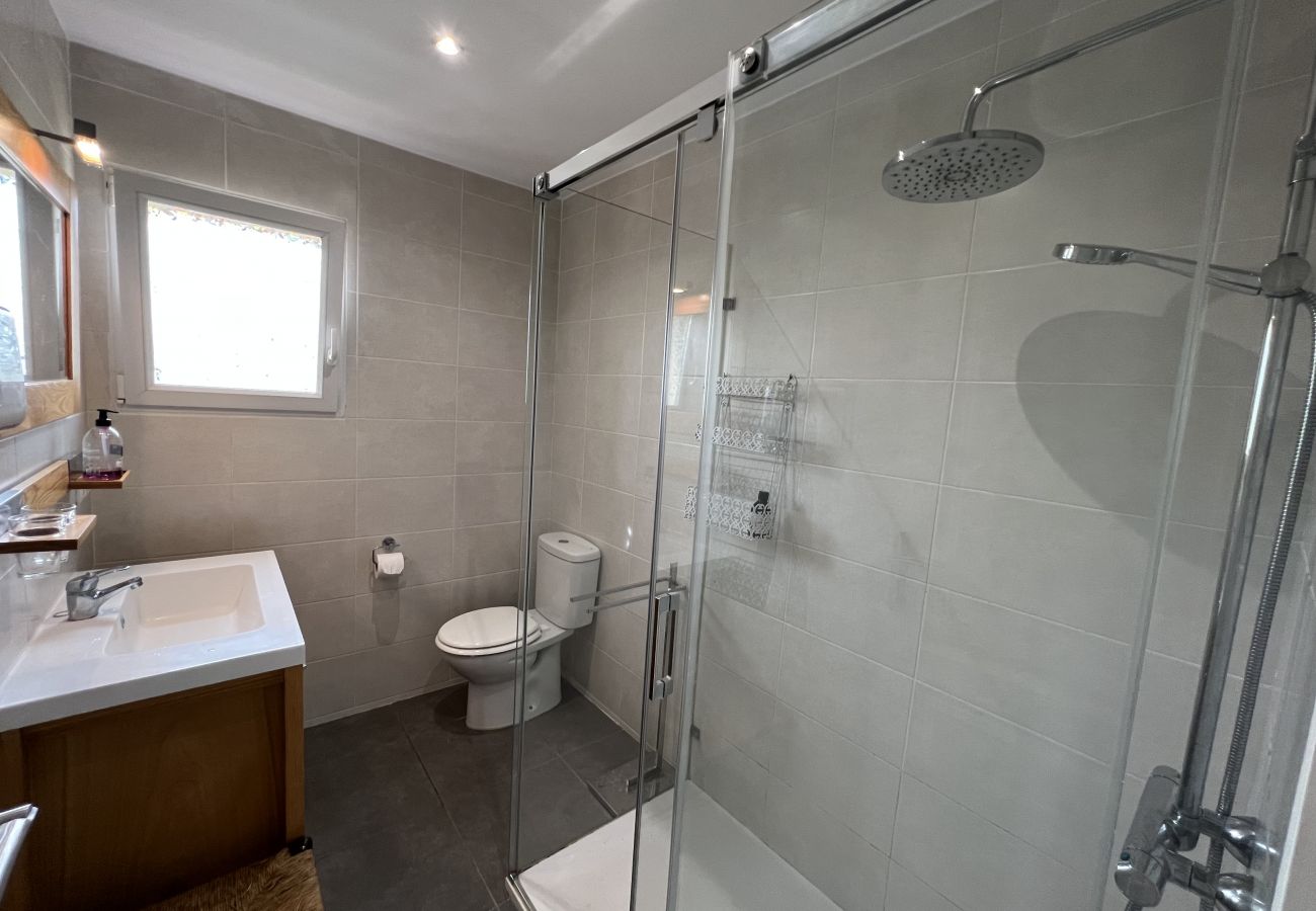 Rijhuis in Torroella de Montgri - Hoekhuis met privétuin en jacuzzi