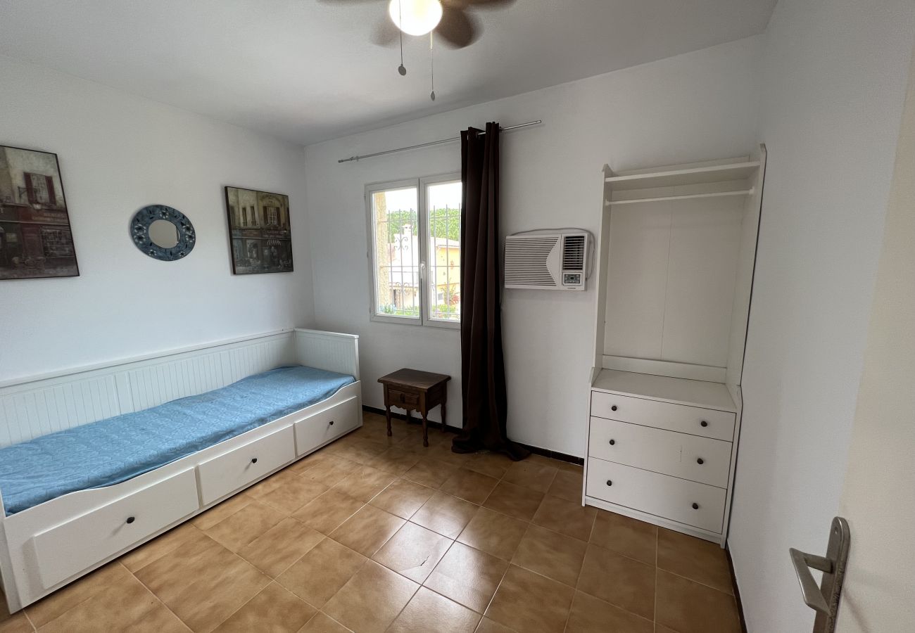 Rijhuis in Torroella de Montgri - Hoekhuis met privétuin en jacuzzi