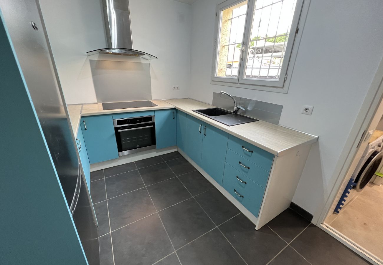 Rijhuis in Torroella de Montgri - Hoekhuis met privétuin en jacuzzi