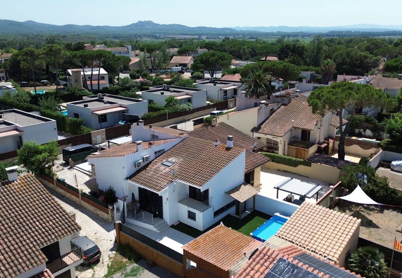 Rijhuis in Torroella de Montgri - Garsa 3: Gerenoneerd huis aan de Costa Brava met privé Tuin