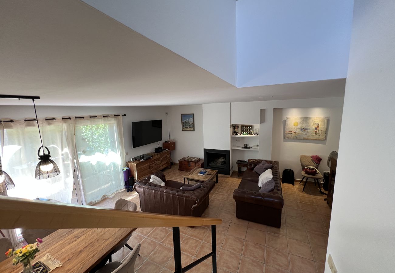 Rijhuis in Torroella de Montgri - Hoekhuis met gemeenschappelijk zwembad (nr 50)