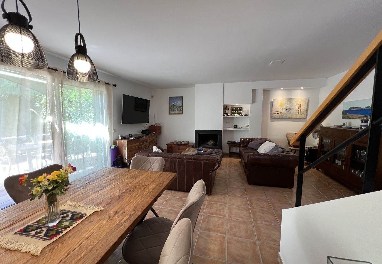 Rijhuis in Torroella de Montgri - Hoekhuis met gemeenschappelijk zwembad (nr 50)