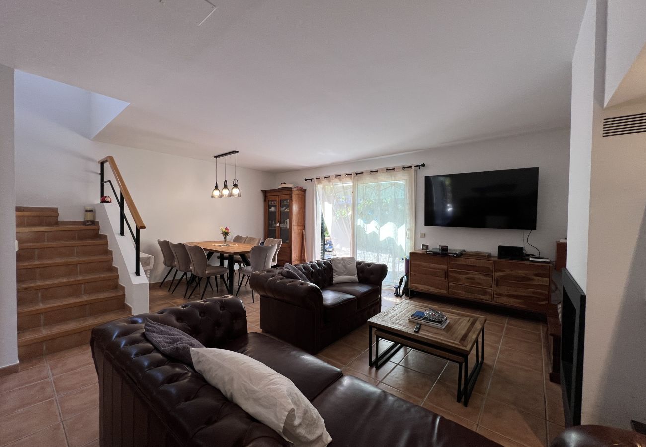 Rijhuis in Torroella de Montgri - Hoekhuis met gemeenschappelijk zwembad (nr 50)