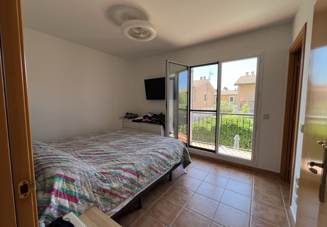 Rijhuis in Torroella de Montgri - Hoekhuis met gemeenschappelijk zwembad (nr 50)
