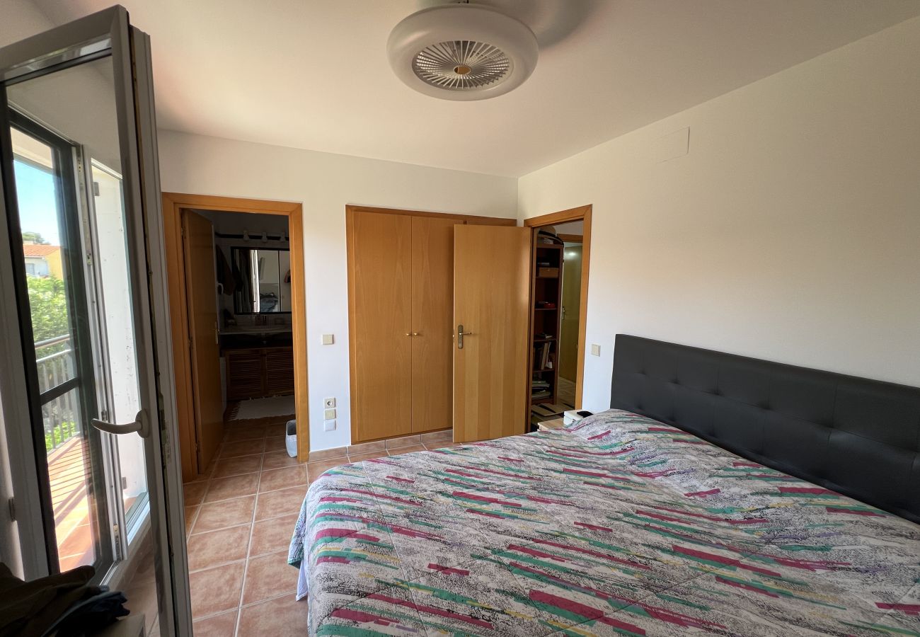 Rijhuis in Torroella de Montgri - Hoekhuis met gemeenschappelijk zwembad (nr 50)