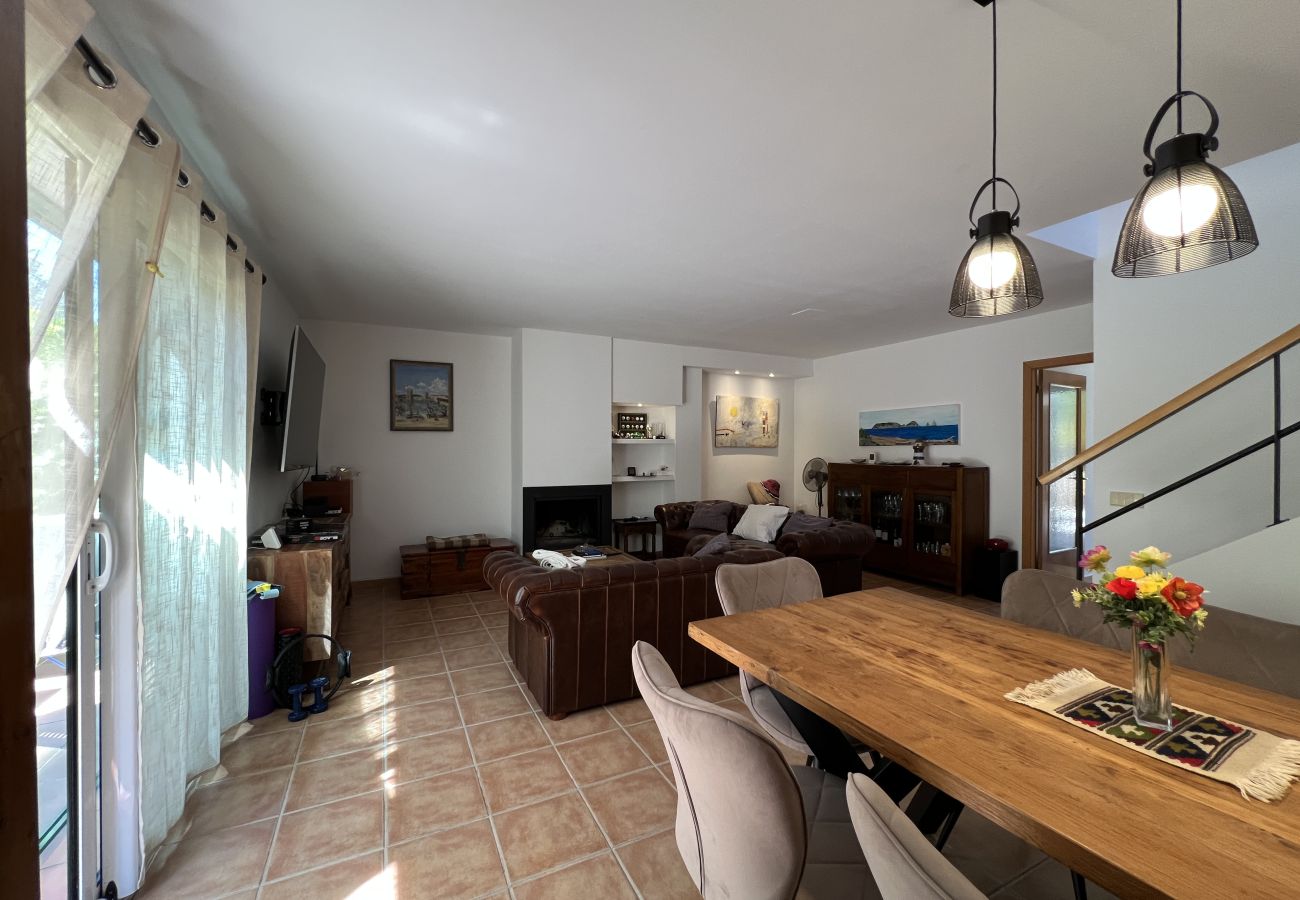 Rijhuis in Torroella de Montgri - Hoekhuis met gemeenschappelijk zwembad (nr 50)