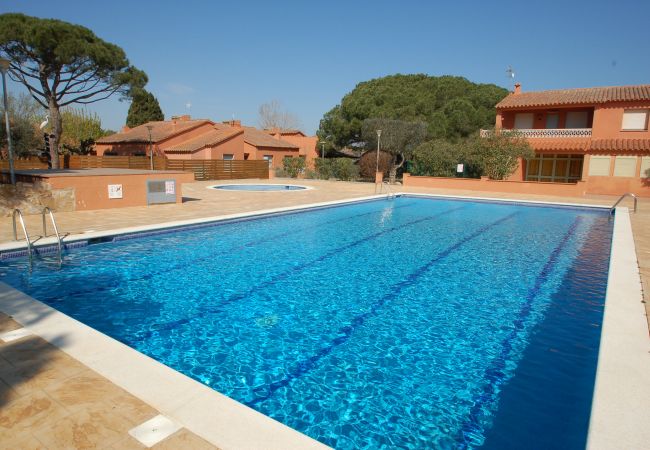 Casa adosada en Torroella de Montgri - Casa 124126 con jardín privado y piscina comunitaria cerca de la playa