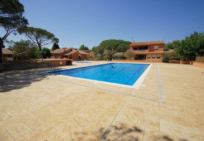 Casa adosada en Torroella de Montgri - Casa 124126 con jardín privado y piscina comunitaria cerca de la playa