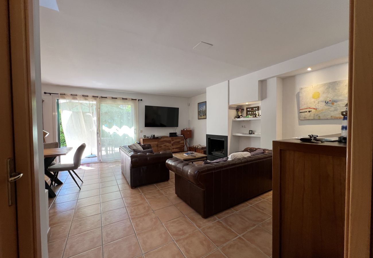 Casa adosada en Torroella de Montgri - Casa esquinera con piscina comunitaria (Nr 50)