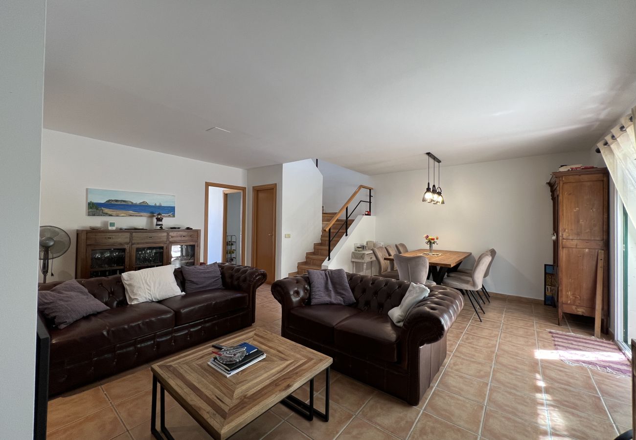 Casa adosada en Torroella de Montgri - Casa esquinera con piscina comunitaria (Nr 50)