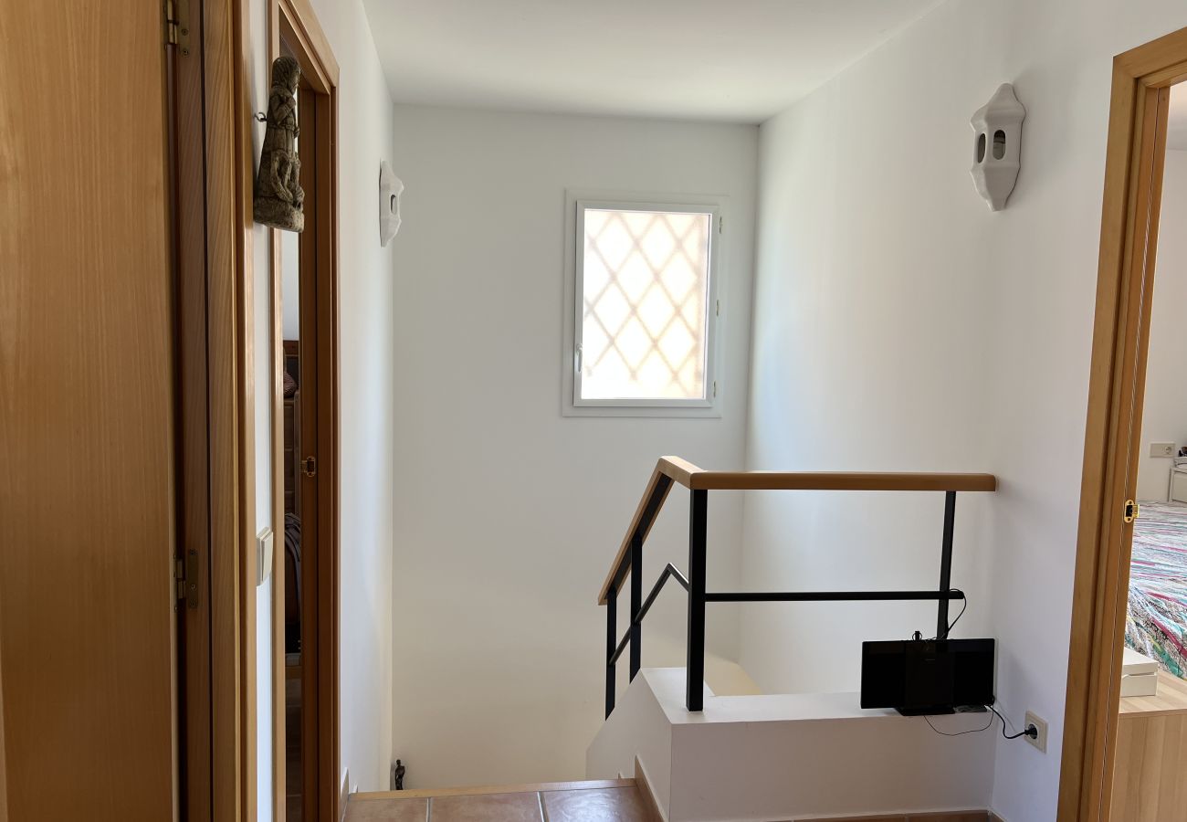 Casa adosada en Torroella de Montgri - Casa esquinera con piscina comunitaria (Nr 50)