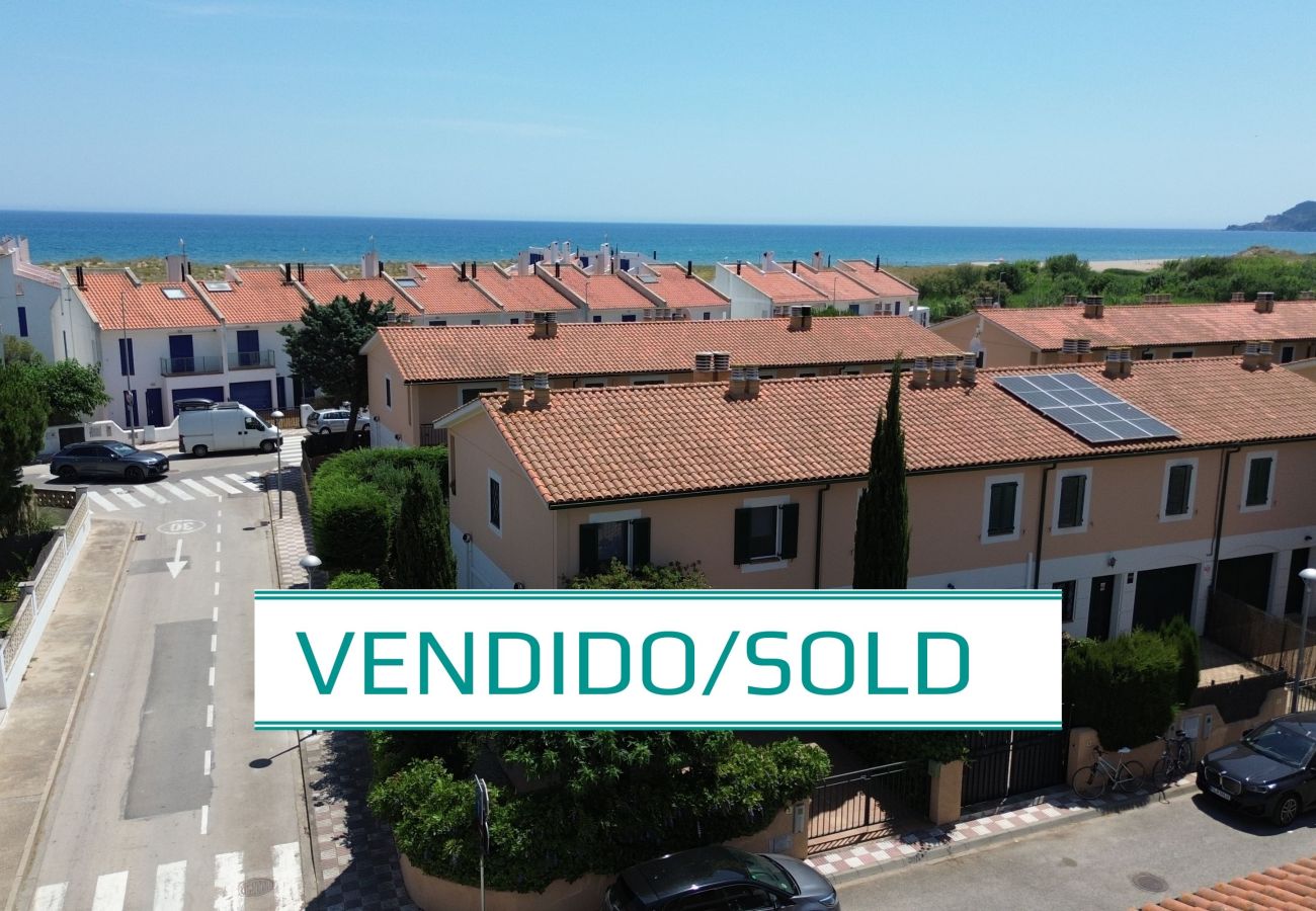 Casa adosada en Torroella de Montgri - Casa esquinera a pasos de la playa (Licencia turística)