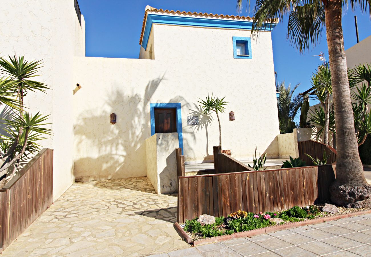 Maison mitoyenne à Vera playa - Las Casitas I - 150m de la plage, WiFi, solarium