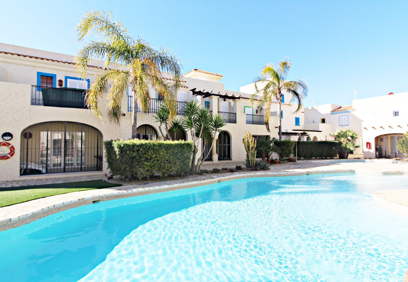 Maison mitoyenne à Vera playa - Las Casitas II - 150m de la plage, WiFi, piscine communautaire