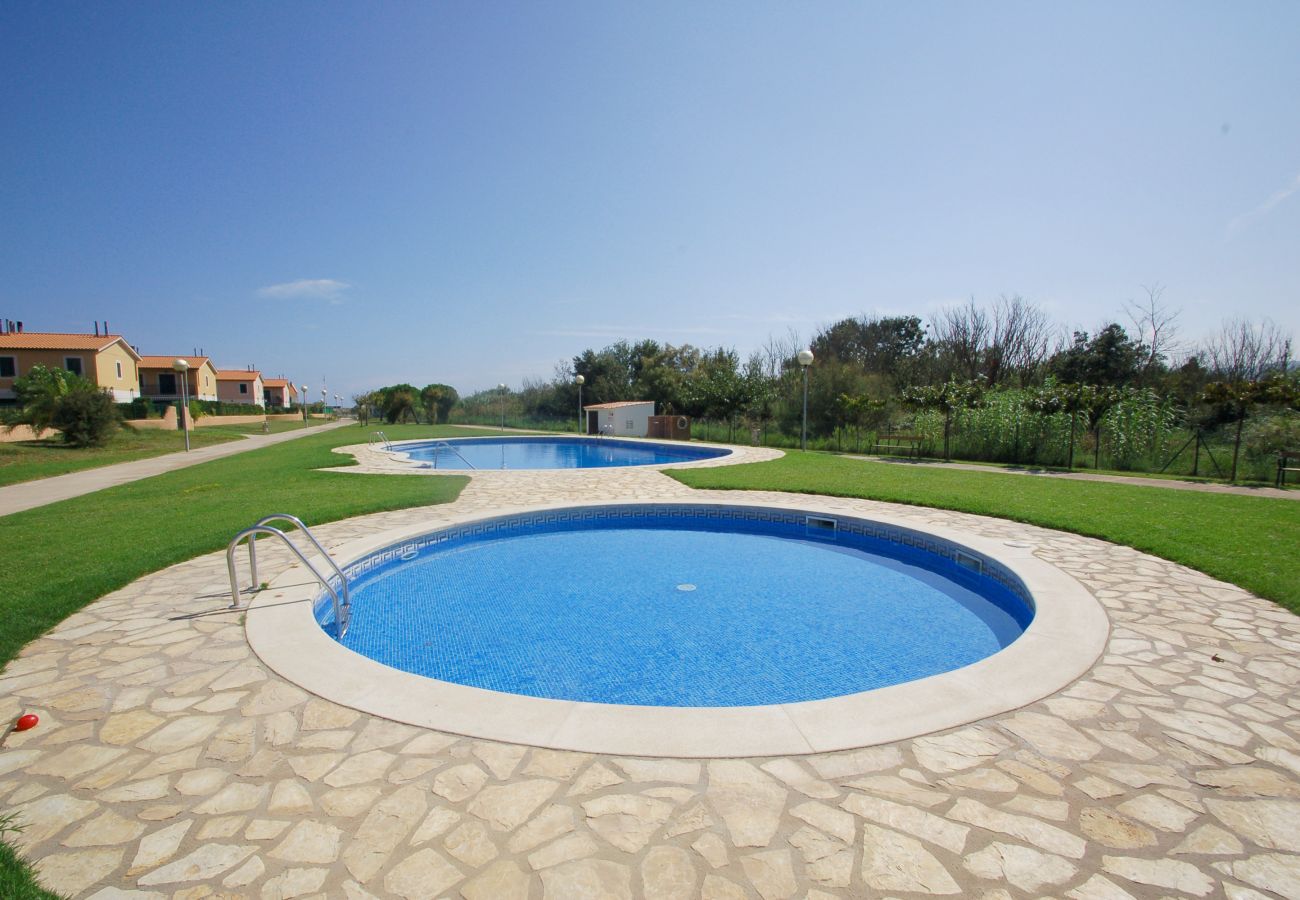 Maison mitoyenne à Torroella de Montgri - Maison d'angle avec piscine partagée (Nr 50)