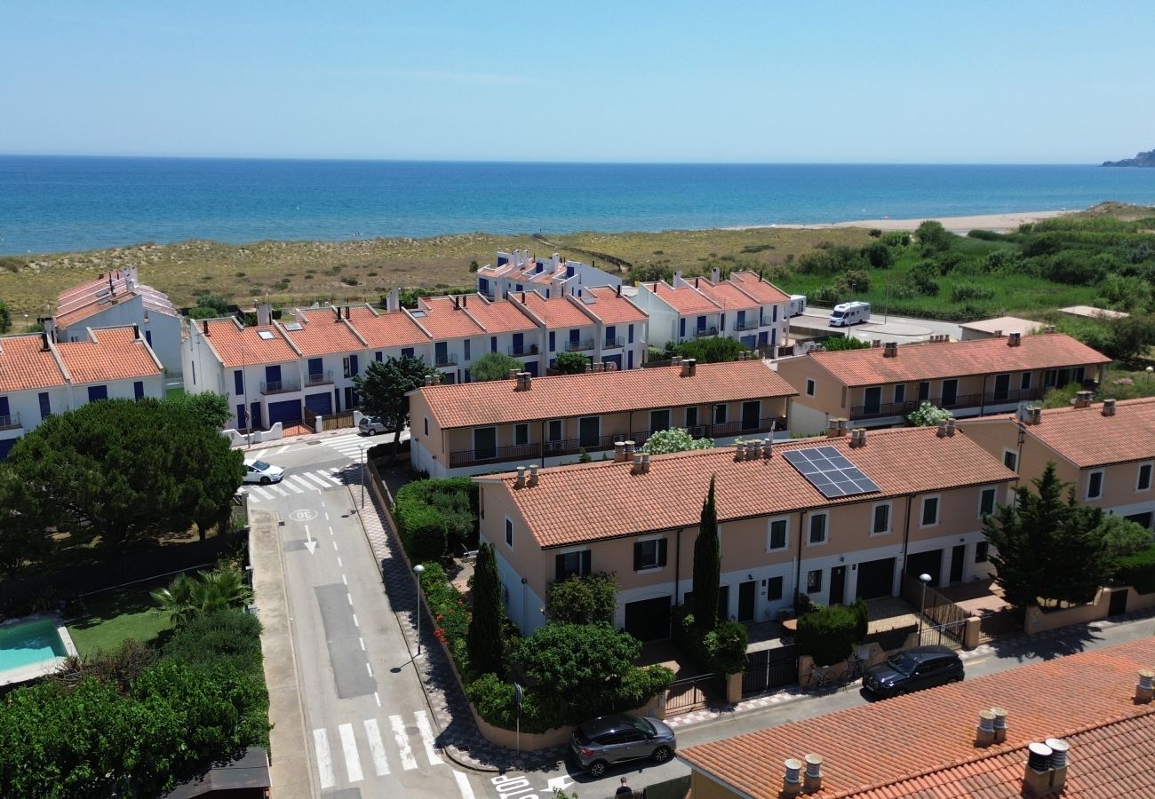 Maison mitoyenne à Torroella de Montgri - Maison d'angle à deux pas de la plage (Licence touristique)
