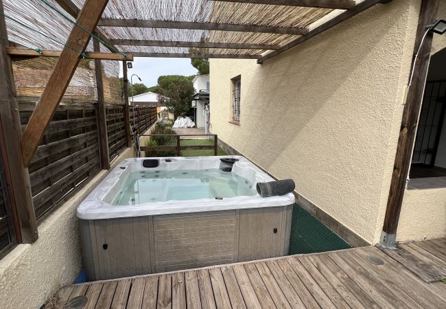 Townhouse in Torroella de Montgri - Detached house with private garden and jacuzzi