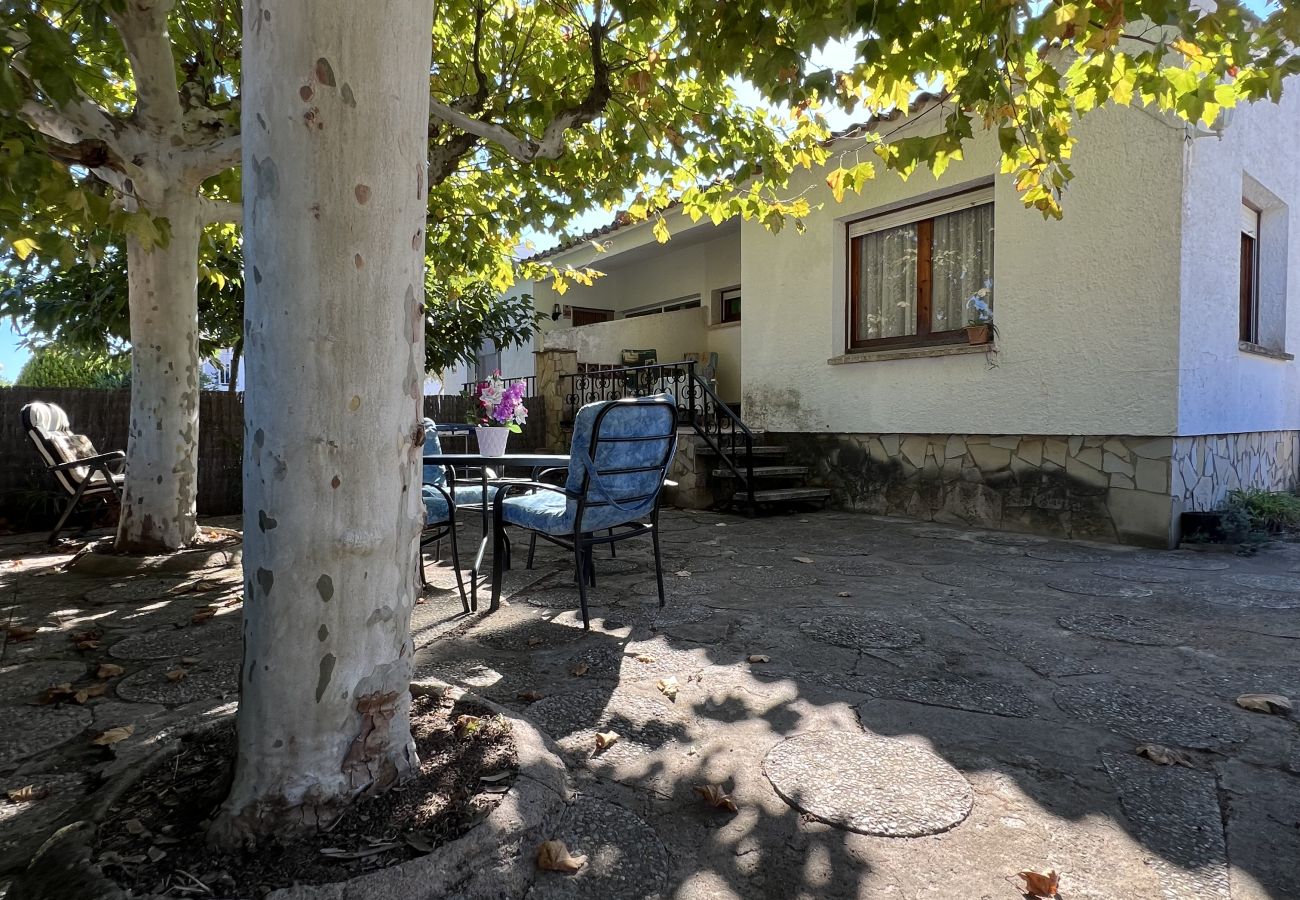 Townhouse in Torroella de Montgri - House No. 34 near the beach  with garden and garage