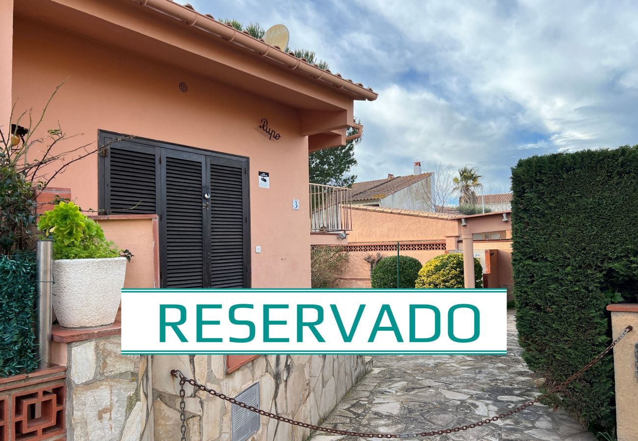 Townhouse in Torroella de Montgri - Garsa 3: House to Renovate on the Costa Brava with Garden and Parking