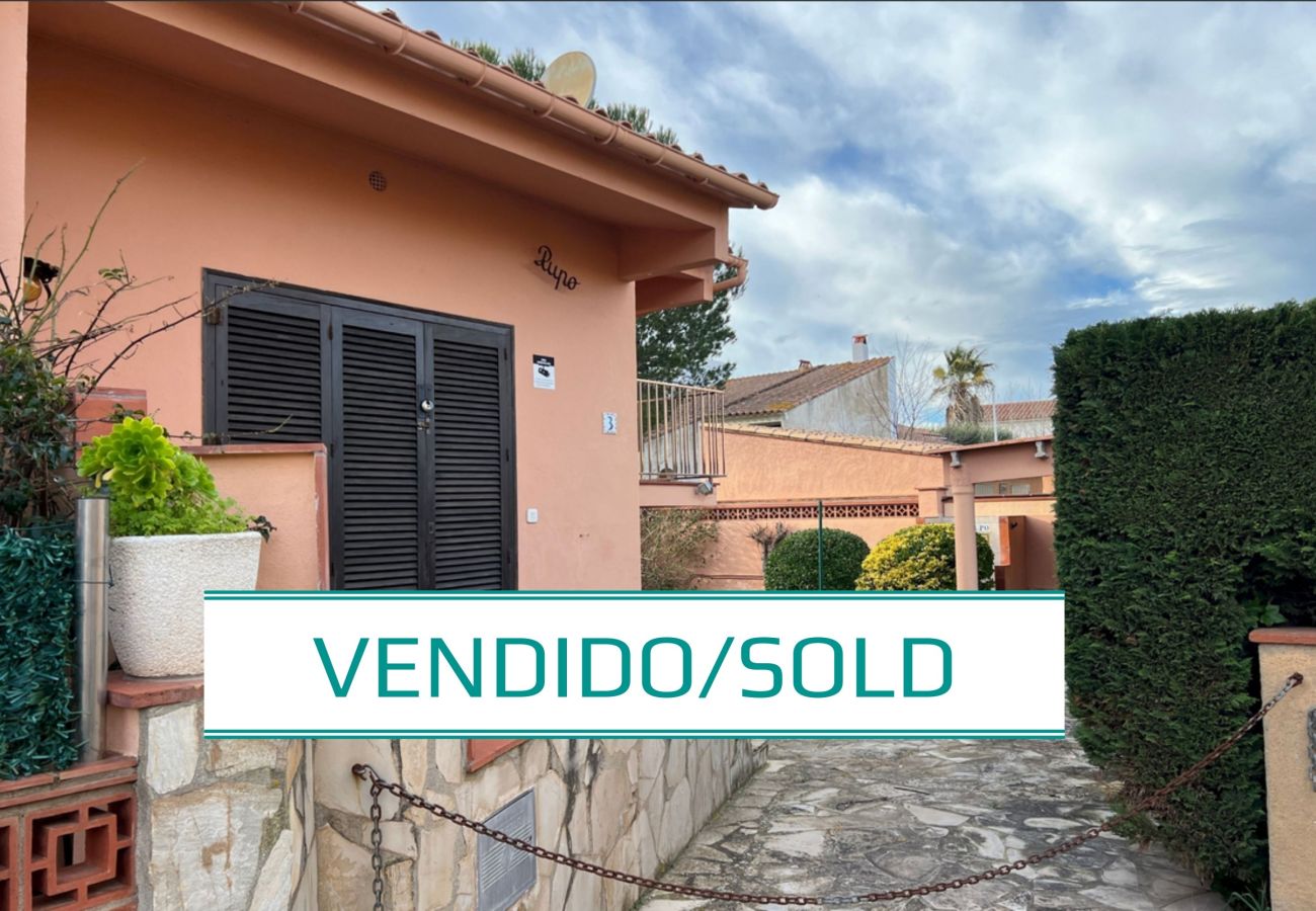 Terraced House in Torroella de Montgri - Garsa 3: House to Renovate on the Costa Brava with Garden and Parking