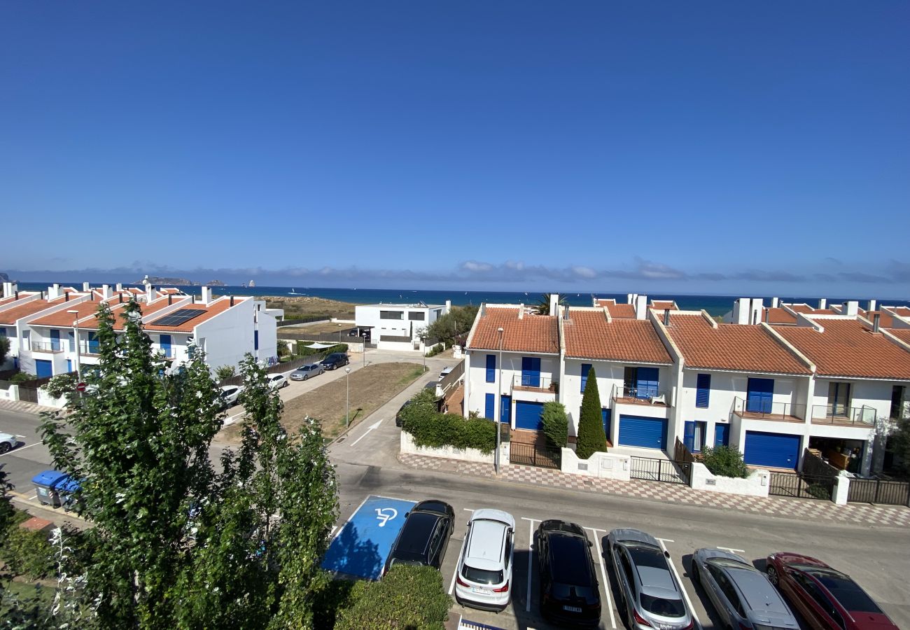 Apartment in Torroella de Montgri - Ter 31C- Renovated apartment with terrace, sea views, and communal pool.