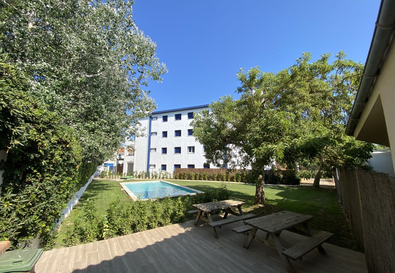 Apartment in Torroella de Montgri - Ter 31C- Renovated apartment with terrace, sea views, and communal pool.