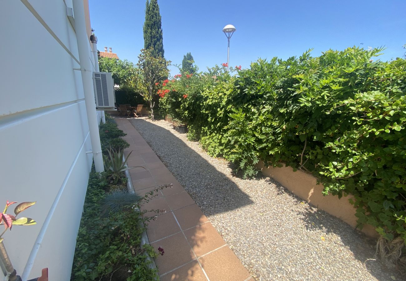 Terraced House in Torroella de Montgri - Corner house just steps from the beach (Tourist license)