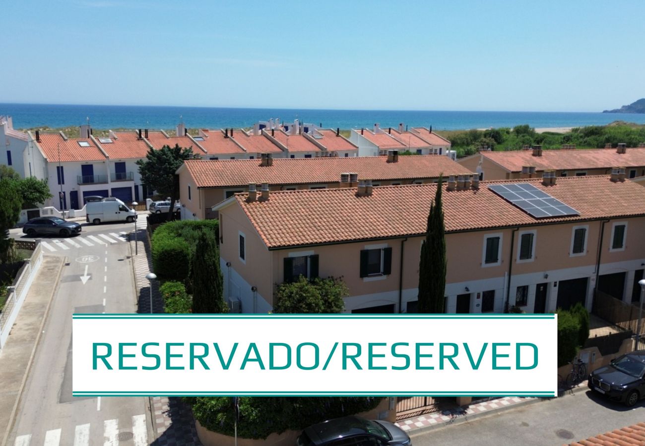 Terraced House in Torroella de Montgri - Corner house just steps from the beach (Tourist license)